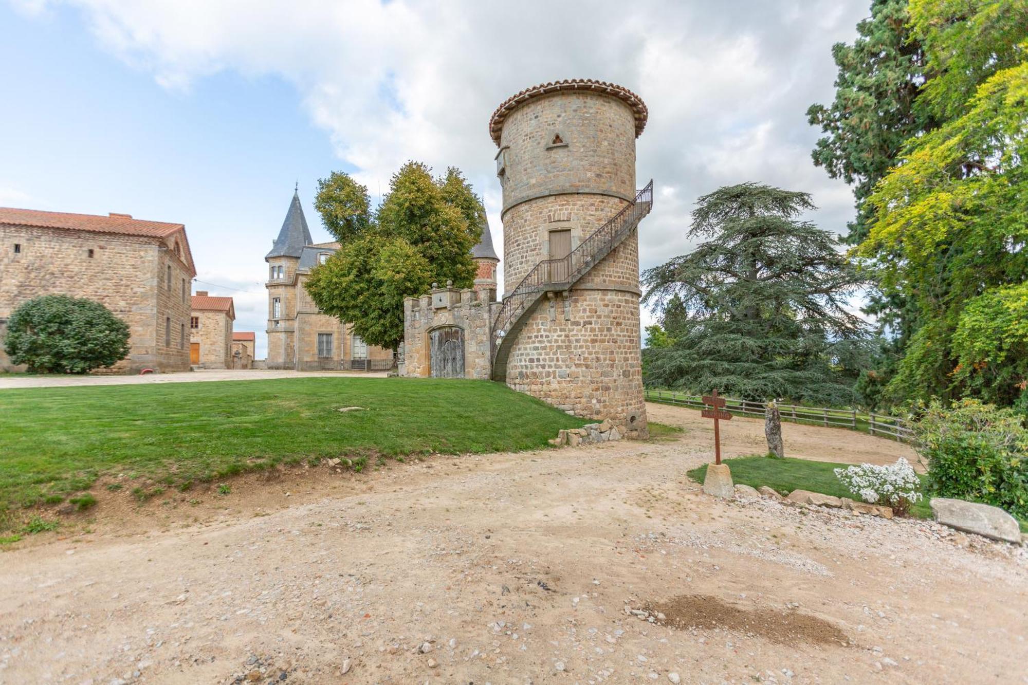 Domaine et Château de Valinches Marols Extérieur photo