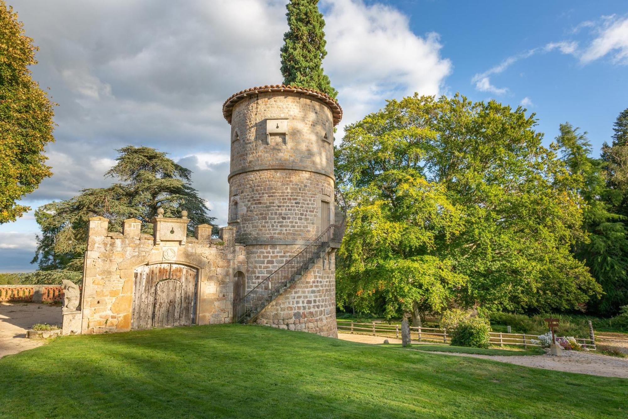 Domaine et Château de Valinches Marols Extérieur photo